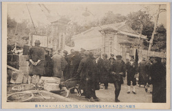 県庁内に設けられたる臨時郵便局にて臨機払出をなしつゝある光景 / Scene of People Withdrawing Temporary Payments at the Temporary Post Office Set Up in the Prefectural Office  image