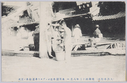 (大洪水惨況)明治四十三年八月　本所浸水地ポンプヨリ水道給水ノ実況 / (Tragic Situation of the Great Flood) August 1910: Actual Scene of the Tap Water Provision Using a Pump in the Inundated Area, Honjo image