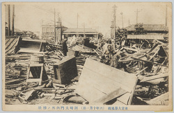 東京大暴風雨(六年十月一日)洲崎大門内外ノ惨状 / Raging Rainstorm in Tokyo (October 1st, 1917) Scene of the Disaster around the Ōmon (Main Gate) to Susaki  image