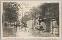 (稀有の大洪水)明治四十三年八月十二日浅草千束町芸者避難の光景 / (Unusual Great Flood) August 12th, 1910: Scene of the Evacuation of Geishas, Senzokumachi, Asakusa image