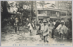 (明治四十三年八月十二日東京市ノ大洪水惨害)浅草公園ノ濁流 / (Heavy Damage of the Great Flood in Tokyoshi on August 12th, 1910) Muddy Stream in Asakusa Park image