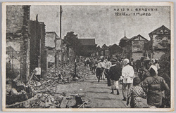 大正12.9.1. 東京大震災実况 焼け残れる二王門と仲見世 / Actual Scene of the Great Tokyo Earthquake on September 1st, 1923: Niōmon Gate, Which Escaped the Fire, and the Nakamise Shopping Street Destroyed by Fire image