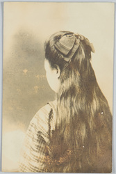 リボンの髪飾りを付けた和装女性 / Woman in Kimono Wearing a Ribbon Hair Ornament image