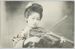 ヴァイオリンを弾く和装女性 / Woman in Kimono Playing the Violin image