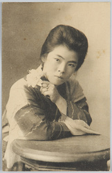 花を持つ和装女性 / Woman in Kimono Holding a Flower image