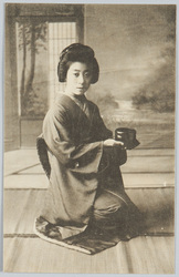 茶碗を持つ和装女性 / Woman in Kimono Holding a Tea Bowl image