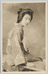 団扇を持つ和装女性 / Woman in Kimono Holding a Fan image