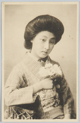花を持つ和装女性 / Woman in Kimono Holding a Flower image
