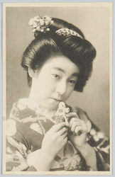 人形を持つ和装女性 / Woman in Kimono Holding a Doll image