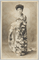 帯を結ぶ和装女性 / Woman in Kimono Tying an Obi image