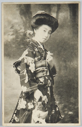 羽子板と羽根を持つ和装女性 / Woman in Kimono Holding a Hagoita and Shuttlecock image