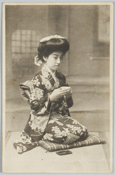 茶を飲む和装女性 / Woman in Kimono Drinking Tea image