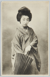 和傘を持つ和装女性 / Woman in Kimono Holding a Japanese Umbrella image