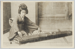琴を弾く和装女性 / Woman in Kimono Playing the Koto image