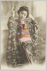 簪を挿す和装女性 / Woman in Kimono Wearing a Kanzashi image