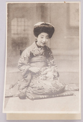 猫と遊ぶ和装女性 / Woman in Kimono Playing With a Cat image