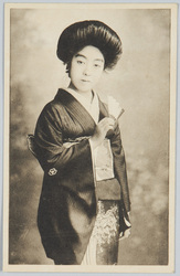 扇を持つ和装女性 / Woman in Kimono Holding a Fan image