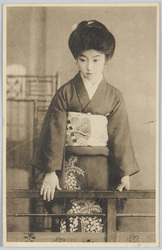 柵に寄って立つ和装女性 / Woman in Kimono Standing by the Railing image