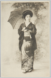 洋傘を差す和装女性 / Woman in Kimono Holding an Umbrella image
