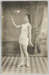 花を持つ女性 / Woman Holding a Flower image