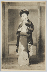 花を持つ和装女性 / Woman in Kimono Holding a Flower image