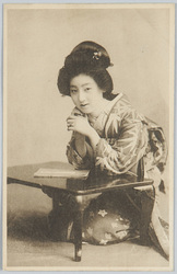 机に肘をつく和装女性 / Woman in Kimono With Her Elbows on the Table image