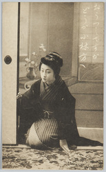 おうつしですか どうか小林方へ (襖を開ける美人) / Beautiful Woman Opening a Sliding Door image