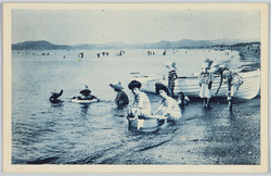 海水浴の水着女性 (3) / Women in Swimsuits at the Beach (3) image