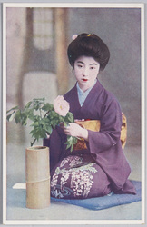 花を生ける和装女性 / Woman in Kimono Arranging Flowers image