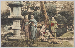 庭に集う和装女性たち / Women in Kimono Gathering in the Garden image