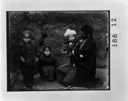男性と3人の子供 / Man and Three Children image