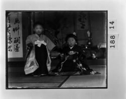 和服の男児と女児 / Boy and Girl in Japanese Clothing image